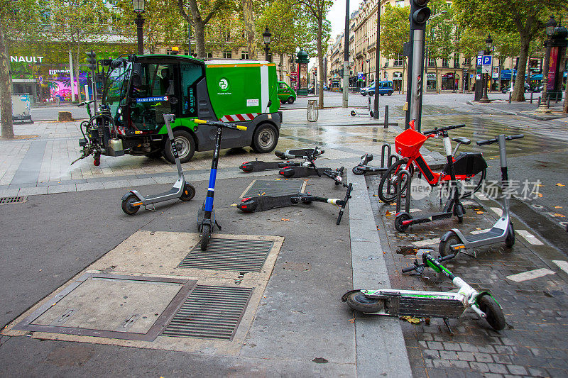 法国巴黎——2020年8月15日:出租的电动摩托车乱停乱扔在des Champs-Elysées大街的人行道上